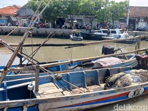 Kondisi Perahu yang Dibakar di Pelabuhan Pasuruan gegara Konflik Nelayan
