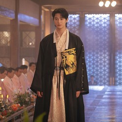 Penampilan Byeon Woo Seok Jadi Pangeran Agung di Perfect Crown