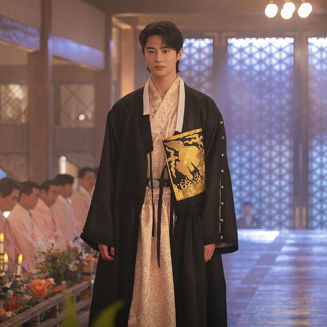 Penampilan Byeon Woo Seok Jadi Pangeran Agung di Perfect Crown