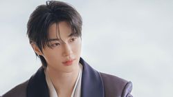 Penampilan Byeon Woo Seok Jadi Pangeran Agung di Perfect Crown