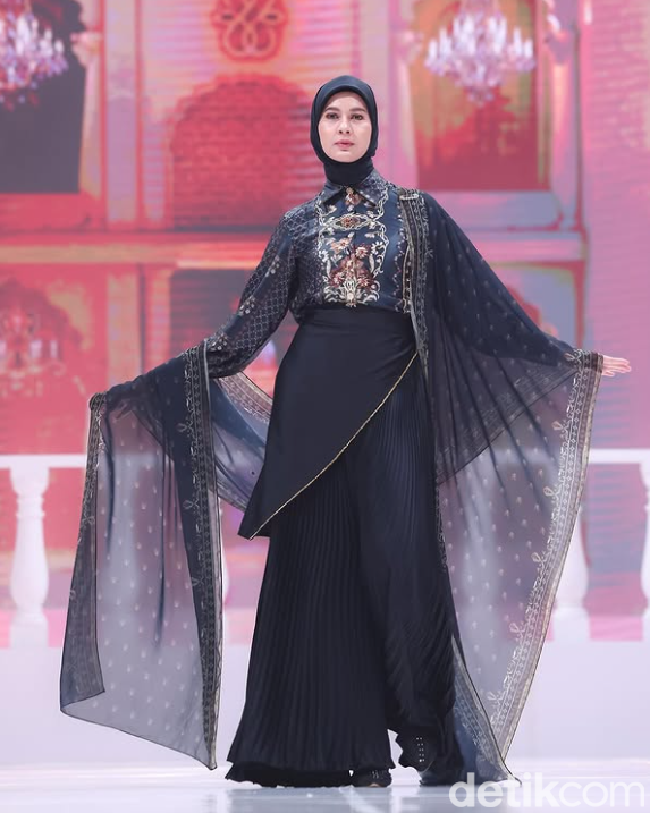 Gaya Paula Verhoeven terpancar dalam balutan blouse bermotif etnik mewah dengan detail kerah kemeja yang dipadukan secara dramatis bersama outer transparan yang menjuntai anggun. Foto: Dok. Instagram @shibyshireen.