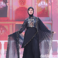 Gaya Paula Verhoeven terpancar dalam balutan blouse bermotif etnik mewah dengan detail kerah kemeja yang dipadukan secara dramatis bersama outer transparan yang menjuntai anggun. Foto: Dok. Instagram @shibyshireen.