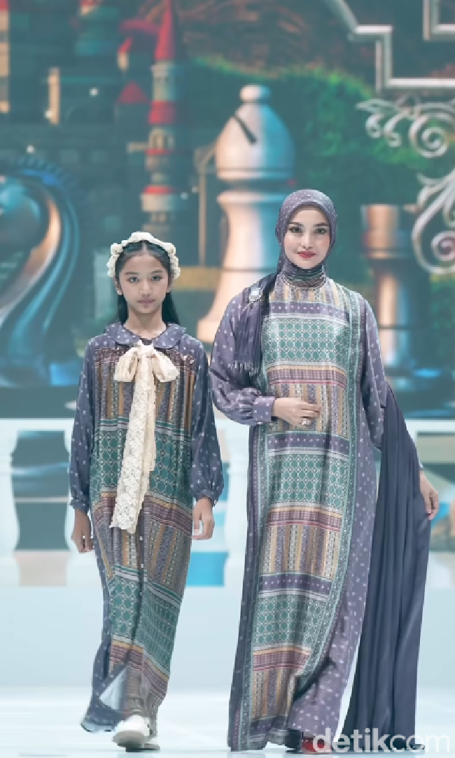 Selanjutnya ada selebriti Ririn Ekawati dalam balutan busana karya Zaskia Sungkar yang memadukan dress bermotif etnik yang menciptakan siluet modern. Foto: Dok. Instagram @zaskiasungkar15.