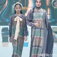 Selanjutnya ada selebriti Ririn Ekawati dalam balutan busana karya Zaskia Sungkar yang memadukan dress bermotif etnik yang menciptakan siluet modern. Foto: Dok. Instagram @zaskiasungkar15.