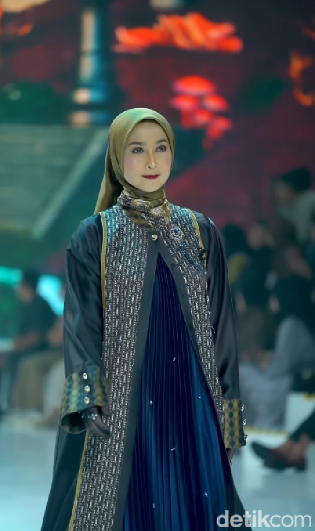 Duo brand modest milik kakak beradik Zaskia Sungkar dan Shireen Sungkar, menggelar annual show tahunan yang mengangkat tema besar bertajuk Legacy. Gelaran Zaskia Sungkar dan Shi by Shireen Ramadan Show 2026 ini menampilkan sederet selebriti yang menjadi muse. Antara lain Desy Ratnasari, Natasha Rizky, Paula Verhoeven dan lainnya. Foto: Dok. Instagram @zaskiasungkar15.