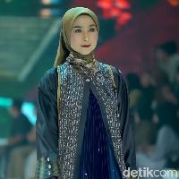 Duo brand modest milik kakak beradik Zaskia Sungkar dan Shireen Sungkar, menggelar annual show tahunan yang mengangkat tema besar bertajuk Legacy. Gelaran Zaskia Sungkar dan Shi by Shireen Ramadan Show 2026 ini menampilkan sederet selebriti yang menjadi muse. Antara lain Desy Ratnasari, Natasha Rizky, Paula Verhoeven dan lainnya. Foto: Dok. Instagram @zaskiasungkar15.