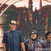 Nunung dan Iyan tampil serasi mengenakan busana muslim dari Zaskia Sungkar yang menonjolkan nuansa gelap elegan dengan perpaduan motif etnik khas dan detail kancing perak yang memberikan kesan mewah serta modern. Foto: Dok. Instagram @zaskiasungkar15.