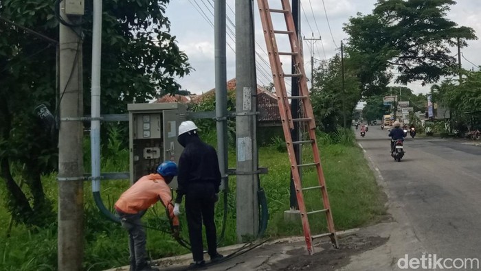 Petugas memperbaiki trafo PLN di Desa Majegan, Kecamatan Tulung, Klaten, Kamis (5/2/2026).