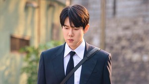 Yoo Yeon Seok memerankan Shin Yi Rang, seorang pengacara yang bisa melihat hantu. Penampilan Shin Yi Rang dengan busana formalnya. (Foto: dok. SBS)