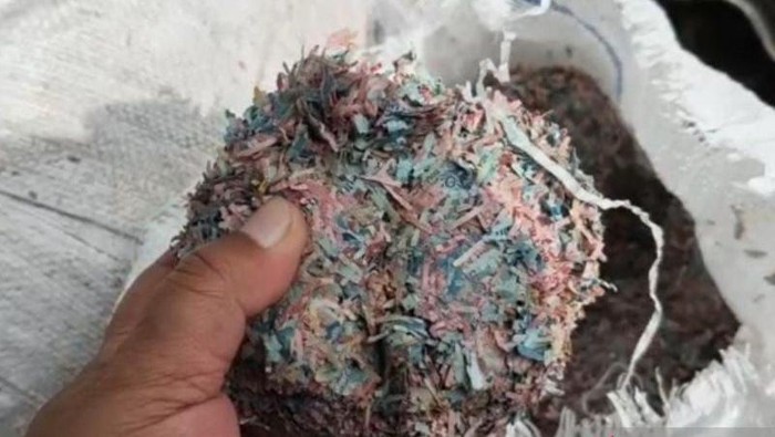 Polisi Usut Cacahan Mirip Uang di TPS Liar Bekasi, 21 Karung Disita