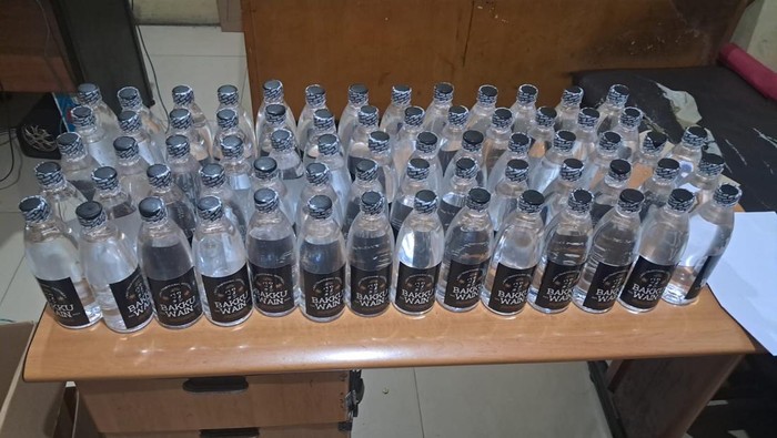 Polisi Tangkap Penjual Miras Ilegal di Depok, 69 Botol Arak Disita