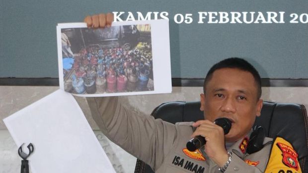 Polres Rohil membongkar kasus gas oplosan dan menyita ratusan tabung serta menangkap 3 tersangka. Polres Rohil membongkar kasus gas oplosan dan menyita ratusan tabung serta menangkap 3 tersangka.