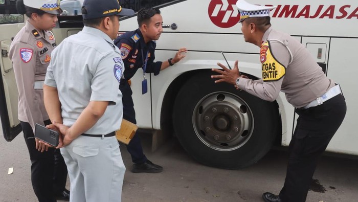 Tekan Angka Kecelakaan, Polisi Gelar Ramp Check Bus di Kota Serang