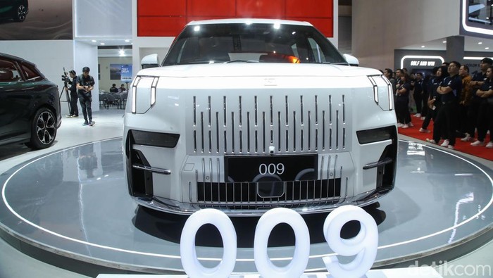 Zeekr 009 resmi debut di Indonesia. MPV listrik premium ini dibanderol sekitar Rp 1,6 miliar dan menantang segmen kendaraan mewah.