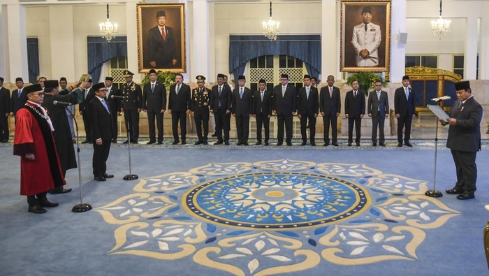 Hakim MK Adies Kadir (kiri) dan Wamenkeu Judo Agung (kedua kiri) mengikuti pembacaan sumpah jabatan pada pelantikan Hakim Mahkamah Konstitusi (MK) dan Wakil Menteri Keuangan di Istana Negara, Jakarta, Kamis (5/2/2026). Presiden Prabowo Subianto melantik Adies Kadir sebagai Hakim Mahkamah Konstitusi (MK) menggantikan Hakim MK Arief Hidayat yang memasuki masa purnatugas pada Februari 2026 serta melantik Juda Agung sebagai Wakil Menteri Keuangan menggantikan Thomas Djiwandono yang ditetapkan sebagai Deputi Gubernur Bank Indonesia (BI). ANTARA FOTO/Galih Pradipta/foc.