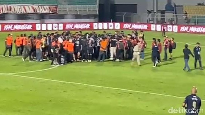 PSM Makassar didenda Rp 60 juta akibat suporter masuk lapangan saat laga melawan Semen Padang di Stadion Gelora BJ Habibie.