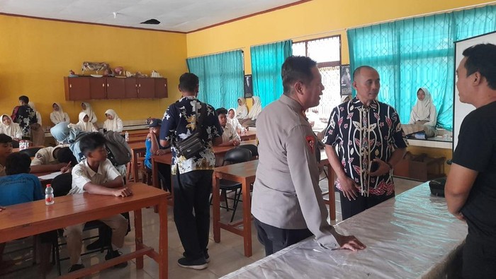 Ratusan guru dan siswa SMP Negeri 1 Umbulsari, Jember mengalami gejala keracunan MBG