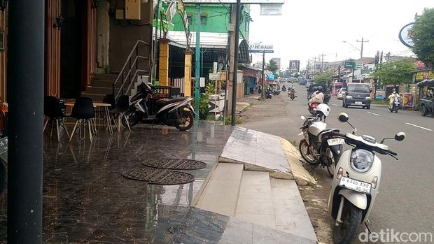 Restoran The Bigboss di Pekalongan yang viral disebut keramik trotoar, Kamis (5/2/2026).