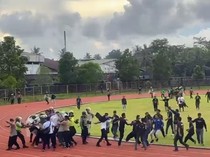 Suporter Liga 4 Ngamuk-Masuk Lapangan di Purworejo, Panitia Bocor Kena Batu