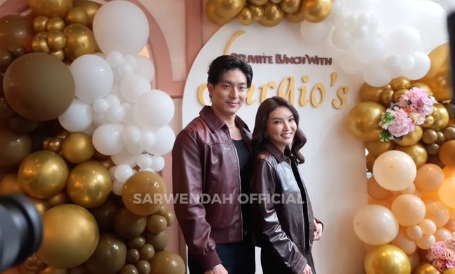 Setelah kedekatan keduanya lama terlihat, akhirnya kini Sarwendah dan Giorgio mengumumkan jika mereka memang telah berpacaran. Hal itu disampaikan Wendah dan Gio saat keduanya menghadiri jumpa fans yang kemudian diunggah ke Instagram serta YouTube milik Sarwendah. Foto: YouTube/Sarwendah Official
