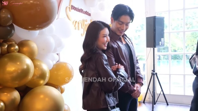 Sebelumnya Wendah dan Gio mengakui bahwa kedekatan keduanya hanya sebatas rekan kerja. Meski demikian keduanya kerap terlihat tampil serasi dan mesra bak pasangan kekasih.  Foto: YouTube/Sarwendah Official