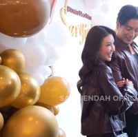 Sebelumnya Wendah dan Gio mengakui bahwa kedekatan keduanya hanya sebatas rekan kerja. Meski demikian keduanya kerap terlihat tampil serasi dan mesra bak pasangan kekasih.  Foto: YouTube/Sarwendah Official