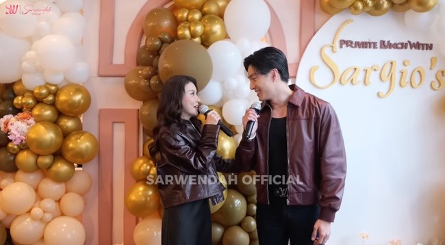 Gio dan Wendah akhirnya mempublikasikan hubungan mereka setelah salah satu penggemar yang hadir bertanya, ”sebenarnya mamio dan papio itu udah official ya?”. Mendengar pertanyaan tersebut Wendah dan Gio sempat terlihat malu-malu dan tak langsung menjawab. Sampai akhirnya keduanya kompak mengatakan “yes”. Foto: YouTube/Sarwendah Official