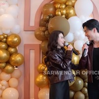 Gio dan Wendah akhirnya mempublikasikan hubungan mereka setelah salah satu penggemar yang hadir bertanya, ”sebenarnya mamio dan papio itu udah official ya?”. Mendengar pertanyaan tersebut Wendah dan Gio sempat terlihat malu-malu dan tak langsung menjawab. Sampai akhirnya keduanya kompak mengatakan “yes”. Foto: YouTube/Sarwendah Official