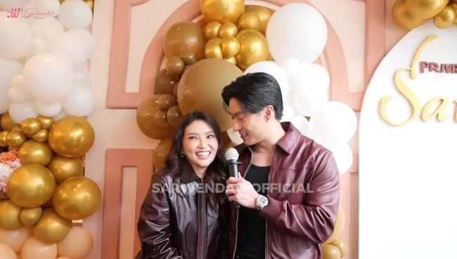 Melihat keserasian Wendah dan Gio banyak penggemar yang memanggil keduanya dengan nama Mamio untuk Wendah dan Papio untuk Gio. Mengetahui keduanya ternyata memang benar berpacaran, para penggemar pun langsung dibuat heboh dan semakin senang. Foto: YouTube/Sarwendah Official