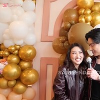 Melihat keserasian Wendah dan Gio banyak penggemar yang memanggil keduanya dengan nama Mamio untuk Wendah dan Papio untuk Gio. Mengetahui keduanya ternyata memang benar berpacaran, para penggemar pun langsung dibuat heboh dan semakin senang. Foto: YouTube/Sarwendah Official