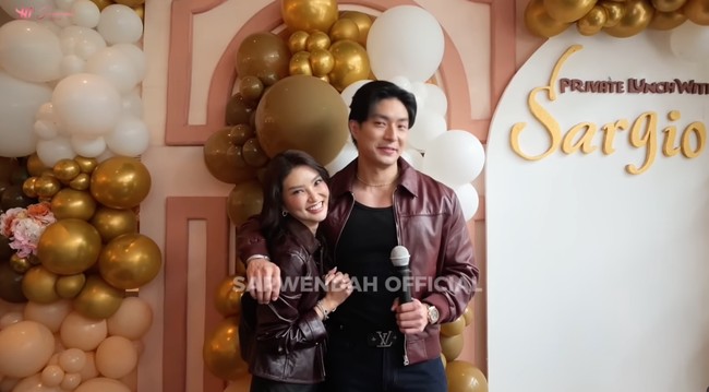 Gio juga membeberkan singkat kisah awal pertemuannya dengan Wendah. Ia mengatakan pertama kali mengobrol dengan Wendah pada 1 Mei 2025.  Foto: YouTube/Sarwendah Official