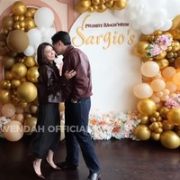 Gio dan Wendah diketahui kerap live jualan bareng yang kemudian membuat penggemar keduanya semakin banyak. Bahkan penggemar Gio dan Wendah memiliki julukan tersendiri untuk pasangan ini, yaitu Sargio. Foto: YouTube/Sarwendah Official