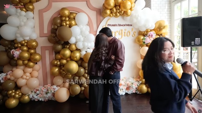 Melaui akun Instagram masing-masing, Wendah dan Gio kerap membagikan momen kebersamaan mereka. Keduanya juga kerap tampil couple yang membuat makin terlihat serasi. Foto: YouTube/Sarwendah Official
