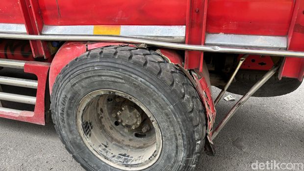 Satu unit truk yang mengalami patah as roda di Jalan Gatot Subroto arah Grogol sudah dievakuasi. Lalu lintas yang sempat terhambat, kini berangsur normal. (Rachma I/detikcom)