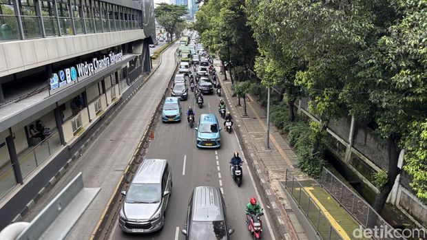 Satu unit truk yang mengalami patah as roda di Jalan Gatot Subroto arah Grogol sudah dievakuasi. Lalu lintas yang sempat terhambat, kini berangsur normal. (Rachma I/detikcom)