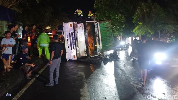 Sebuah truk menimpa mobil di Pangkep hingga menewaskan 3 orang sekeluarga.