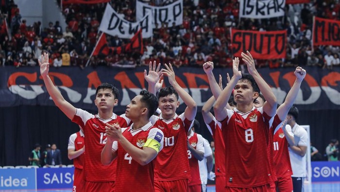 Pemain Timnas futsal Indonesia menyapa pendukung usai mengalahkan Timnas futsal Jepang pada pertandingan semifinal AFC Futsal Asian Cup 2026 di Indonesia Arena, Senayan, Jakarta, Kamis (5/2/2026). Timnas futsal Indonesia melaju ke final setelah menang 5-3 atas Jepang. ANTARA FOTO/Asprilla Dwi Adha
