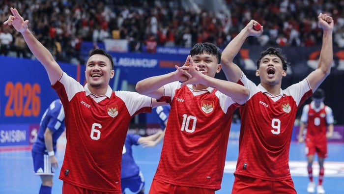 Pemain Timnas futsal Indonesia menyapa pendukung usai mengalahkan Timnas futsal Jepang pada pertandingan semifinal AFC Futsal Asian Cup 2026 di Indonesia Arena, Senayan, Jakarta, Kamis (5/2/2026). Timnas futsal Indonesia melaju ke final setelah menang 5-3 atas Jepang. ANTARA FOTO/Asprilla Dwi Adha