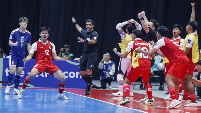 Pemain Timnas futsal Indonesia menyapa pendukung usai mengalahkan Timnas futsal Jepang pada pertandingan semifinal AFC Futsal Asian Cup 2026 di Indonesia Arena, Senayan, Jakarta, Kamis (5/2/2026). Timnas futsal Indonesia melaju ke final setelah menang 5-3 atas Jepang. ANTARA FOTO/Asprilla Dwi Adha