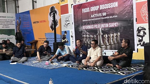 Sejumlah aktivis 98 menghadiri diskusi terkait reformasi Polri di Rumah Aspirasi Anak Rakyat milik anggota DPR RI Rudianto Lallo di Makassar.