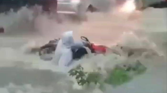 Pelajar Tegal Hilang dalam Bencana Arus, Tragedi saat Bantu Pemotor Terjebak Banjir