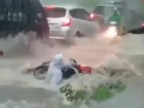 Pelajar Hilang Terseret Banjir Saat Tolong Pemotor di Bojong Tegal