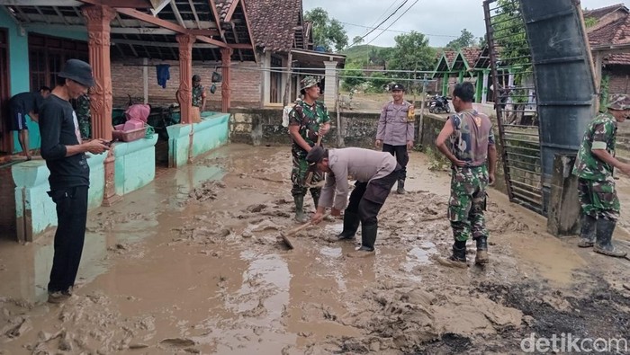 Banjir Bandang Bojonegoro Sisakan Endapan Lumpur hingga 30 Cm