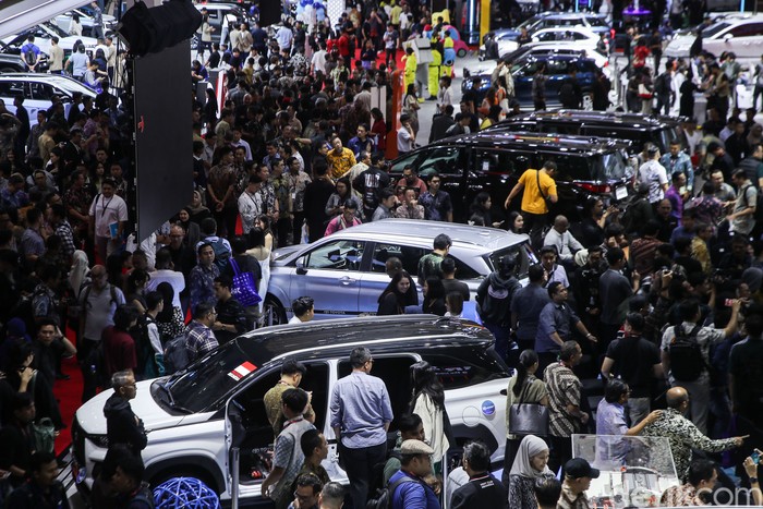Sejumlah pengunjung beraktivitas di gelaran IIMS 2026 di Jiexpo Kemayoran, Jakarta, Kamis (5/2/2026).