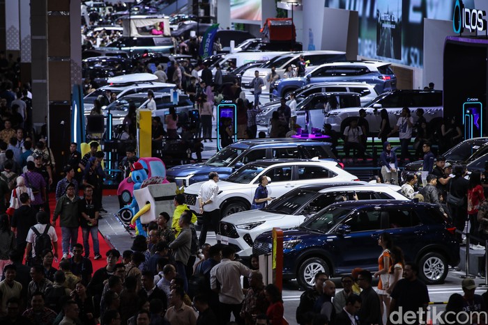 Sejumlah pengunjung beraktivitas di gelaran IIMS 2026 di Jiexpo Kemayoran, Jakarta, Kamis (5/2/2026).