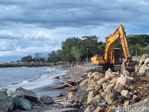 Suasana pemasangan batu boulder di Pantai Loang Baloq, Sekarbela, Kota Mataram, Kamis (5/2/2026). Nathea Citra/detikBali