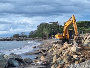 Tekan Banjir Rob, Batu Boulder Mulai Dipasang di Sejumlah Pantai Mataram