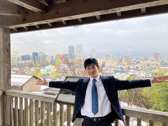 Menjadi incaran banyak wanita, Takato yang merupakan putra dari seorang ahli bedah yang berpraktek di London, belum diketahui sedang berpacaran atau menikah. Foto: Instagram @shida.takato