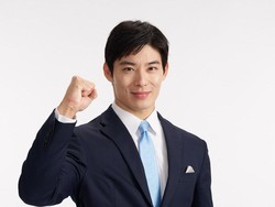 Potret Viral Gubernur Termuda Jepang, Penampilan Gantengnya Bikin Naksir