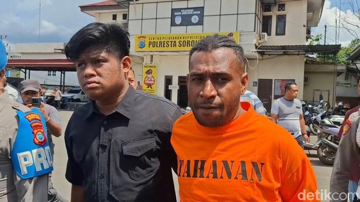 Tampang pelaku pembunuhan sejoli yang berbaju tahanan di Sorong.
